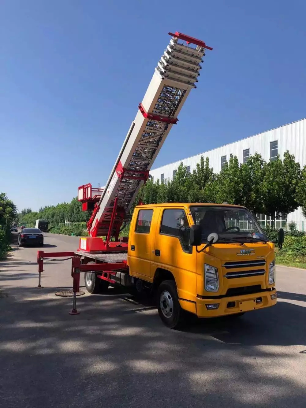 洪雅附近的云梯车出租服务：轻松解决高空作业需求