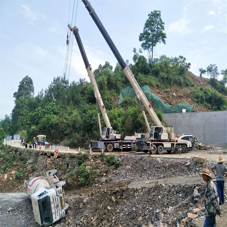 洪雅汽车掉沟里叫吊车救援要多少钱